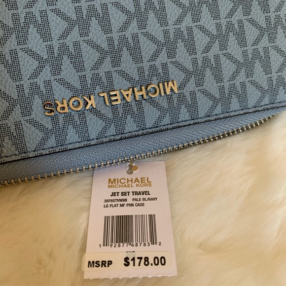 Michael Kors Jet Set Travel LG Flat Wristlet - Picture 4 of 6